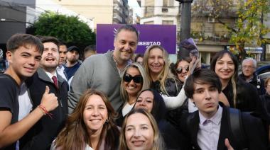 Manuel Adorni y Karina Milei recorrieron la Ciudad en el tramo final de la campaña