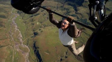 ¿Tom Cruise usó paracaídas en la toma del biplano de Misión Imposible?