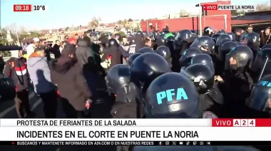 Trabajadores de La Salada en tenso cruce con la policía: "No tenemos de qué vivir"