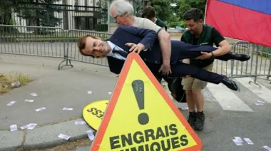 Francia: Greenpeace roba figura de Emmanuel Macron para denunciar lazos con Rusia