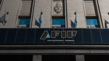 Malas noticias para Caputo: la recaudación de impuestos cayó 18% interanual