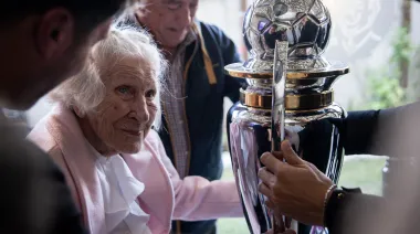 Los jugadores de Platense le llevaron la copa de campeón a la abuela Haydeé