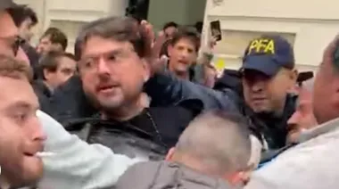 Efectivos de la Policía Federal detienen a Juan Grabois en el Instituto Juan Domingo Perón