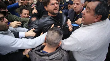 Detuvieron a Juan Grabois: fuerte protesta frente a la Policía Federal en Villa Lugano