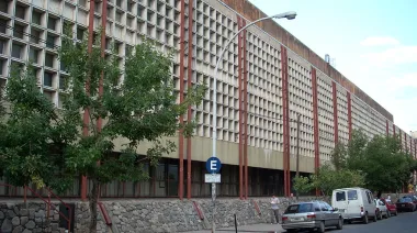 Piden llevar a juicio a un estudiante que usó IA para crear y difundir pornografía falsa de sus compañeras