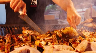 El asado ya no es el rey: los argentinos comen más pollo que carne vacuna