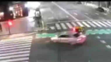 Iba alcoholizado y a contramano: chocó un taxi y terminó incrustado en un comercio
