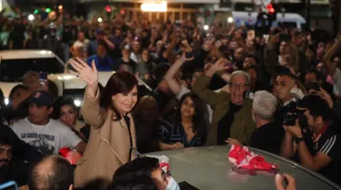 Cristina Kirchner saludó a la multitud de militantes que se acercó a su casa