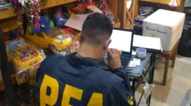 Un policía de la División Pericias Telefónicas de la Federal robó datos de tarjetas y realizó 51 compras