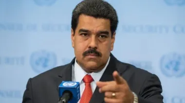 El modelo económico de Nicolás Maduro se cae: el dólar rompe la barrera de los 100 Bs.