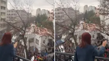 Cristina Kirchner salió al balcón en medio de la lluvia y la sorprendieron con una canción