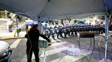 Desalojaron  a militantes que acampaban frente al departamento de Cristina Kirchner