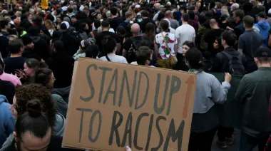 Manifestaciones contra el racismo sacuden Belfast tras disturbios en Irlanda del Norte