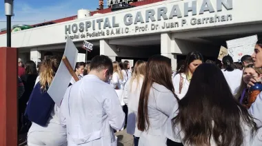 Abrazo simbólico al Garrahan: continúa el reclamo ante la falta de respuestas