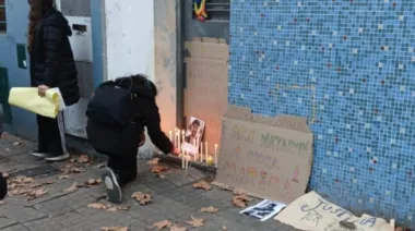 Velas encendidas y carteles exigiendo justicia por el crimen del dirigente estudiantil: "Acá mataron a una marica"