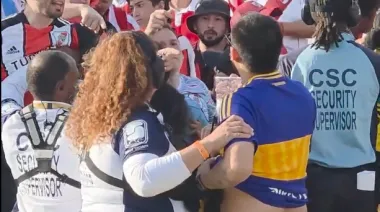 Entre insultos y forcejeos, echaron a un hincha de Boca en la tribuna de River
