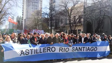 Protesta en La Plata: trabajadores del Astillero le reclaman a Kicillof una paritaria real
