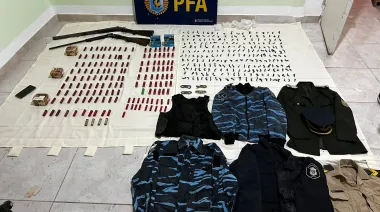 Narcos con ropa policial: tres kilos de cocaína, chalecos antibalas y cuatro juegos de esposas