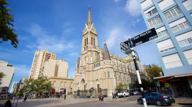 Pánico en Mar del Plata: un hombre armado con un cuchillo irrumpió en la Catedral y amenazó a los fieles
