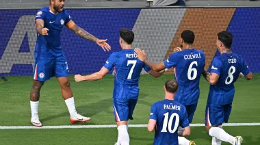 Con tormenta eléctrica y una ráfaga de goles, el Chelsea le ganó a Benfica