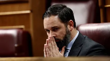 Vox recibió préstamos del MBH Bank: claves de un acuerdo polémico