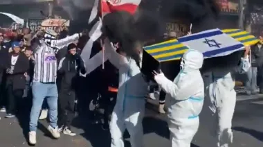 Hinchas de All Boys sin límites: pasearon un ataúd de Atlanta y carteles contra Israel