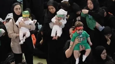 Teherán alza a sus bebés: la ceremonia de Ali Asghar y la épica del martirio