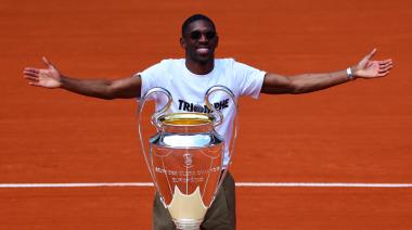 Dembélé llevó el trofeo de la Champions a Roland Garros para la locura de los parisinos