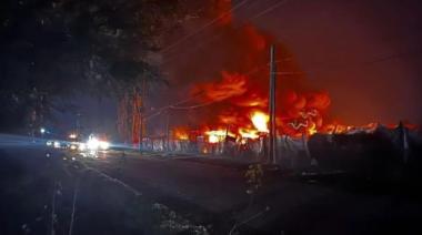 Melchor Romero: un voraz incendio se desató anoche en una papelera