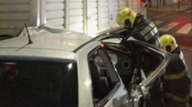 Hizo una mala maniobra, y un auto terminó incrustado bajo un camión