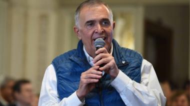 Le roban el celular al gobernador Jaldo durante un acto oficial en Tucumán