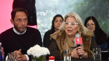 Carrió cruzó a Milei con dureza: “Es evidente que se siente un mandril”