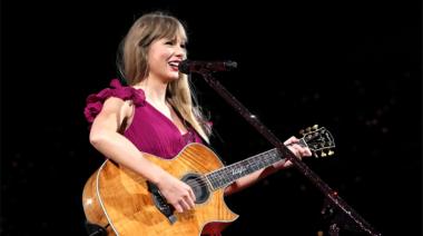 Taylor Swift aparece por sorpresa para tocar en vivo