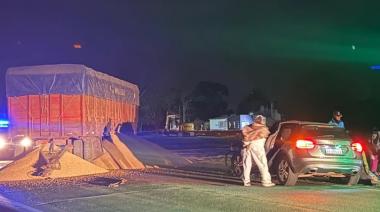 Un médico y un niño murieron al chocar contra un acoplado desprendido de un camión