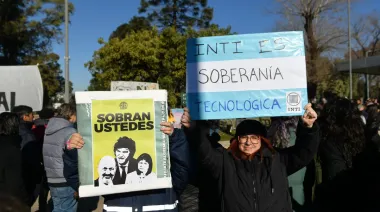 Abrazo simbólico contra el decreto de Sturzenegger: fuerte rechazo al vaciamiento del INTI