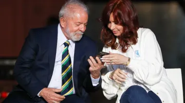 La defensa de CFK presentó un pedido de autorización para que Lula la visite en su departamento