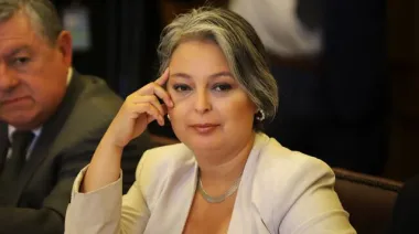 Jeannette Jara sacude Chile con su “sueldo vital” y reforma tributaria