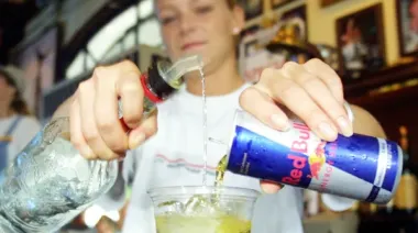 Una diputada quiere prohibir las bebidas energizantes a menores en todo el país