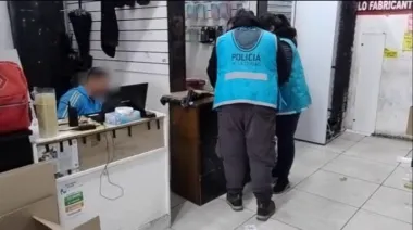 Fueron por un celular robado y hallaron otros 137 en una galería en Once