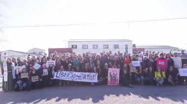 Movida K en Ezeiza para pedir la libertad de Eva Mieri: "¡Hipócritas!"