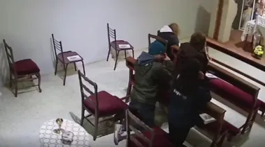 Insólito robo en una iglesia: se persignó y comulgó tras robarle a una mujer que rezaba