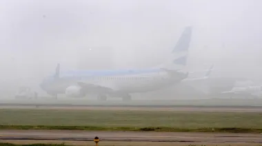 Ezeiza y Aeroparque: la niebla provoca cancelaciones y demoras de vuelos