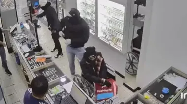 “La banda de la silla de ruedas”: el impactante video del robo a la joyería de Solano