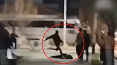 Video: un agente de policía pateó la cabeza de un joven inconsciente en medio de una pelea