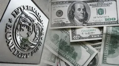 Bajo la lupa del FMI, el Tesoro acelera la compra de dólares