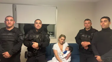 Un policía le salvó la vida dos veces a un nene de 2 años que tuvo una convulsión en plena calle
