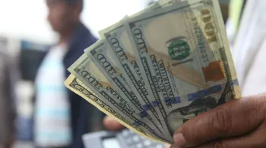 El dólar oficial sube $10 y los bonos rebotan tras semanas en rojo