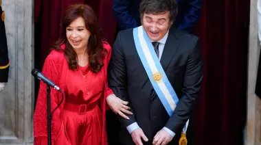 ¿Milei y Cristina del mismo lado? Clarín, el enemigo en común