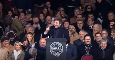 En Palermo, Milei sorprendió y anunció una baja en las retenciones de soja y maíz