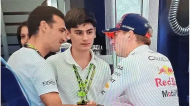 El saludo de dos campeones: el encuentro entre Lionel Scaloni y Max Verstappen